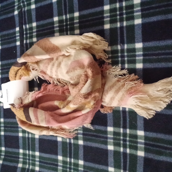 NWT SONOMA Triangle Scarf - Picture 5 of 8